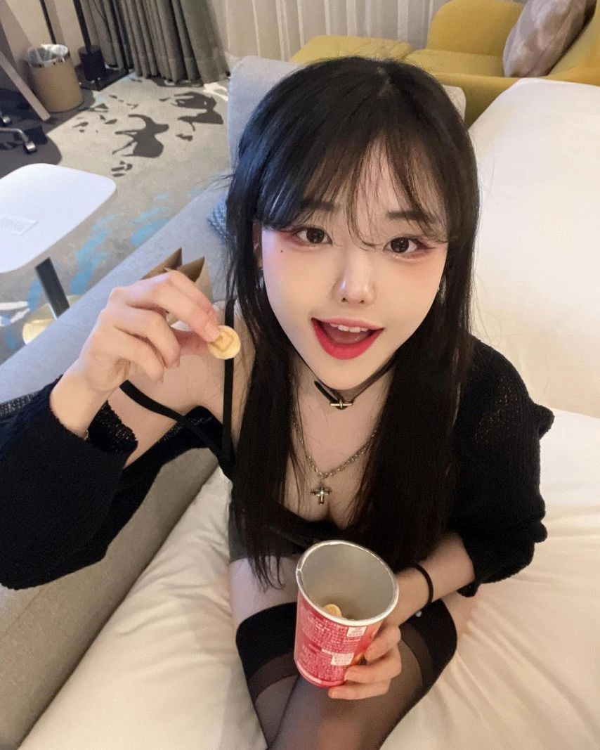 가슴골 살짝 노출한 슬립입은 QWER 히나