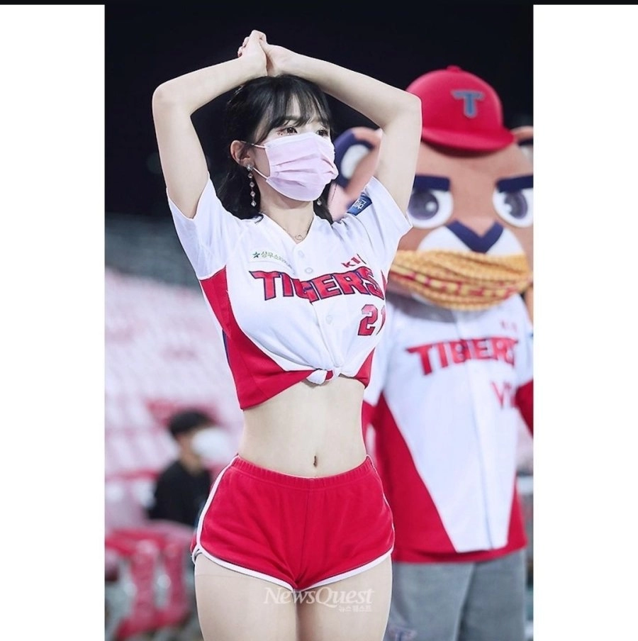 이다혜 치어리더 묵직한 미드 가슴골 후방주의