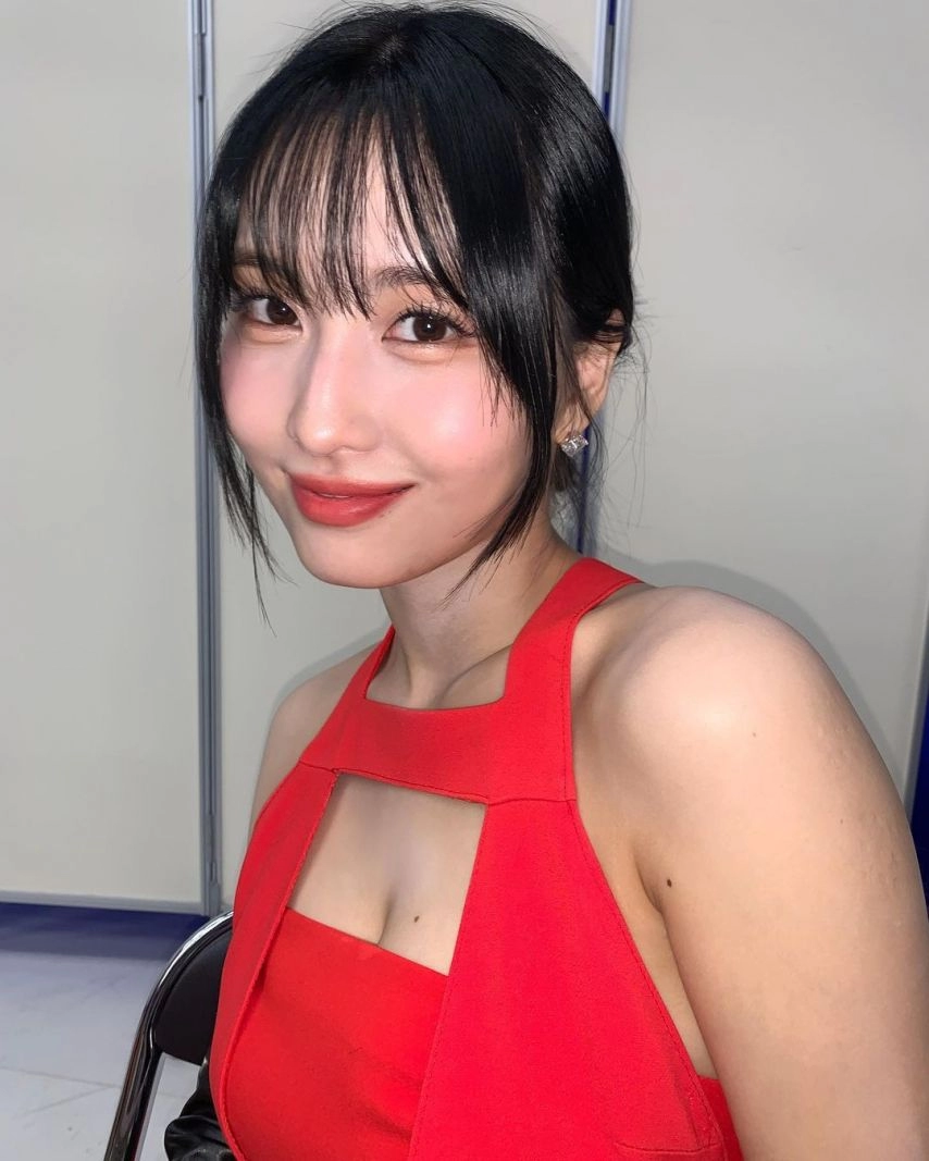 가슴에 구멍난 빨간 원피스 아찔한 가슴골 트와이스 모모