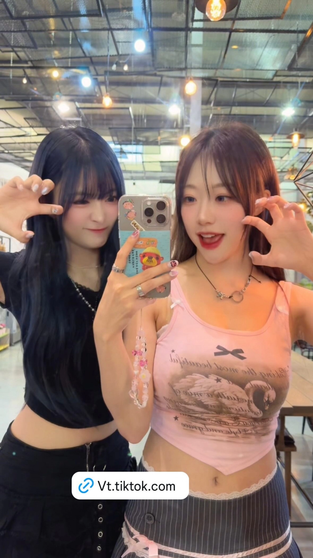 시그니처 지원 핑크색 민소매 출렁이는 가슴골