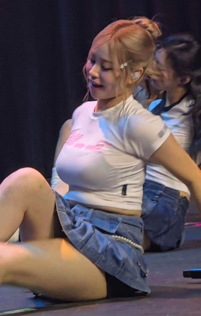 검정브라 비치는 흰 반팔 크롭티 묵직한 가슴라인 위클리 지한