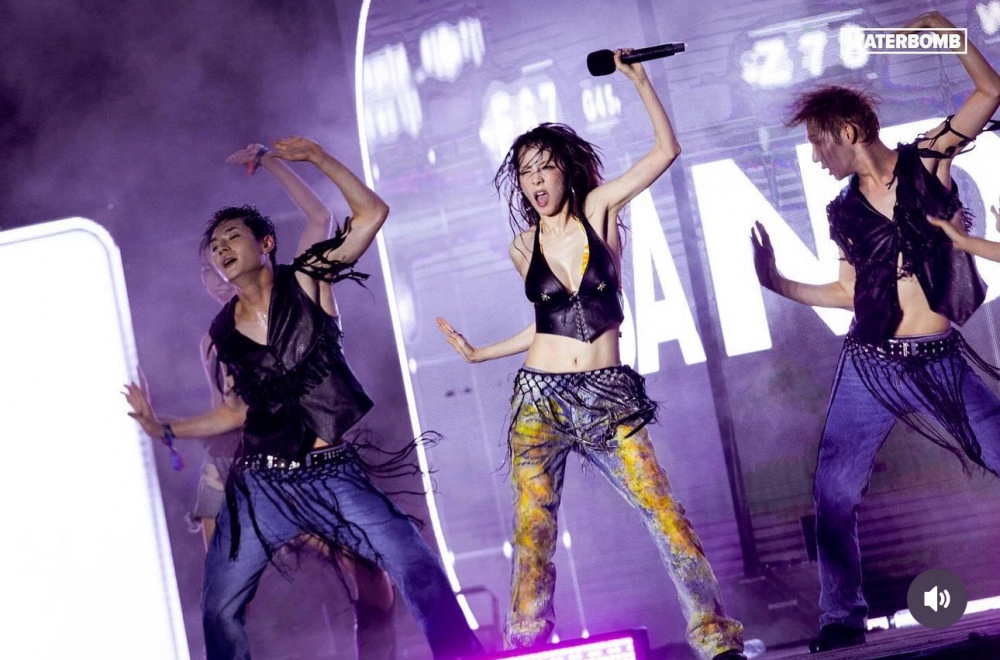 워터밤 산다라박 가죽 코르셋 + 비키니 알찬 가슴골 초대박 노출