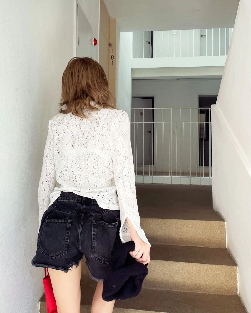 브라 비치는 화이트 니트셔츠 전소미 살짝 보이는 야꼽 - 인스타