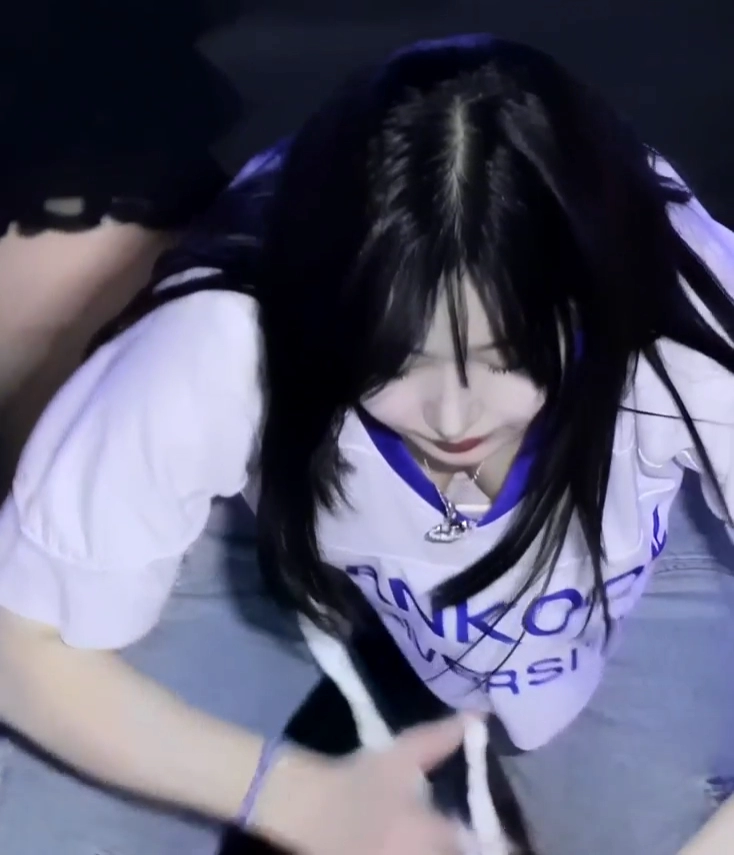 크롭티 깊게 숙이는 엔믹스 해원 가슴골 노출