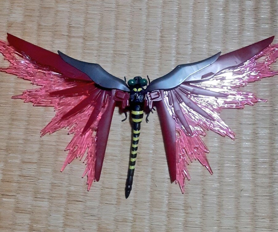 벌레퇴치용 잠자리모형 날개가 부러져서.