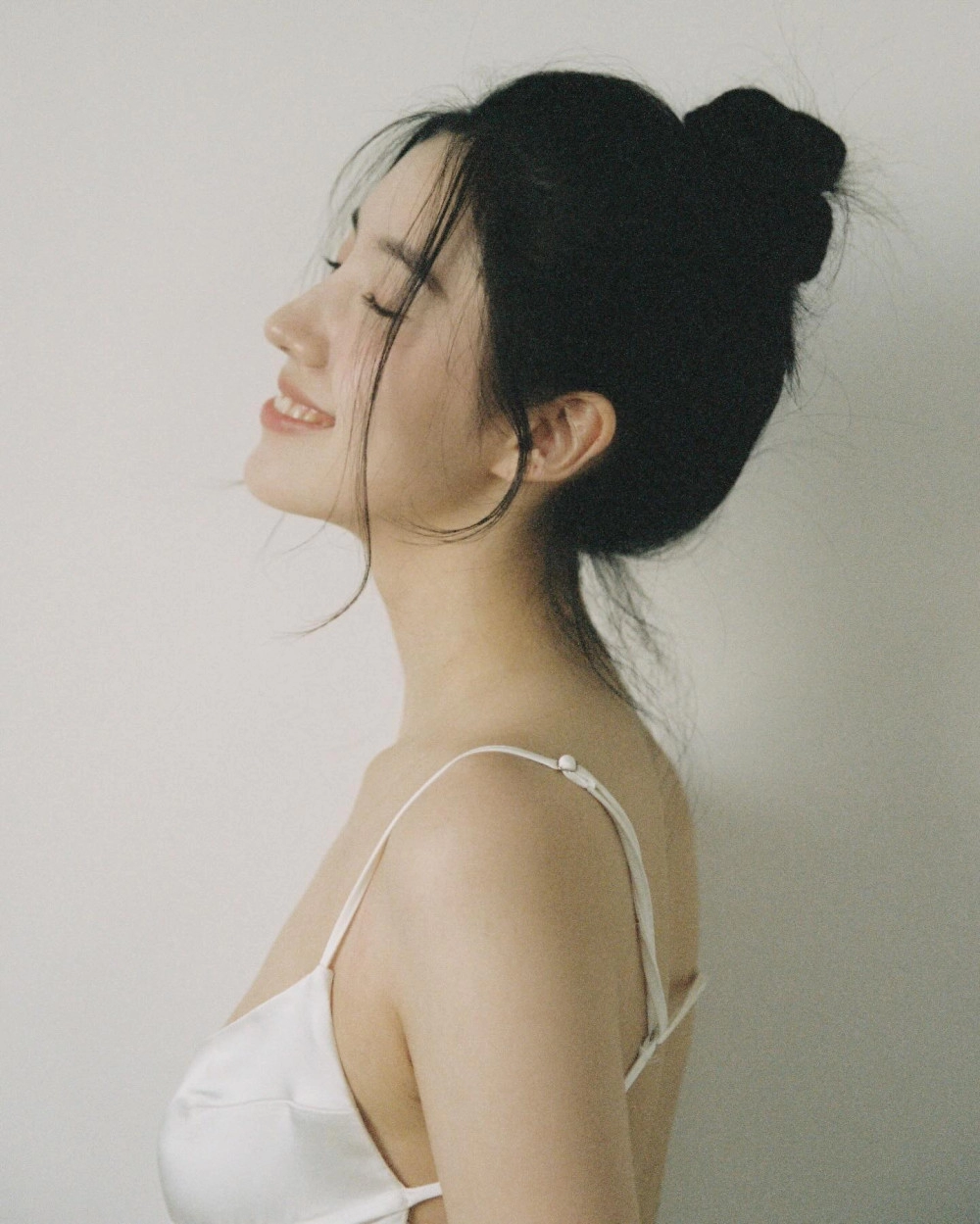 프리스틴 시연 등짝이 시원한 끈슬립 아찔한 가슴골 + 기립근