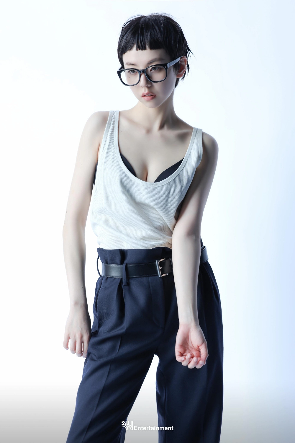 파격헤어 안소희 검정 브라 삐져나온 흰나시 가슴골