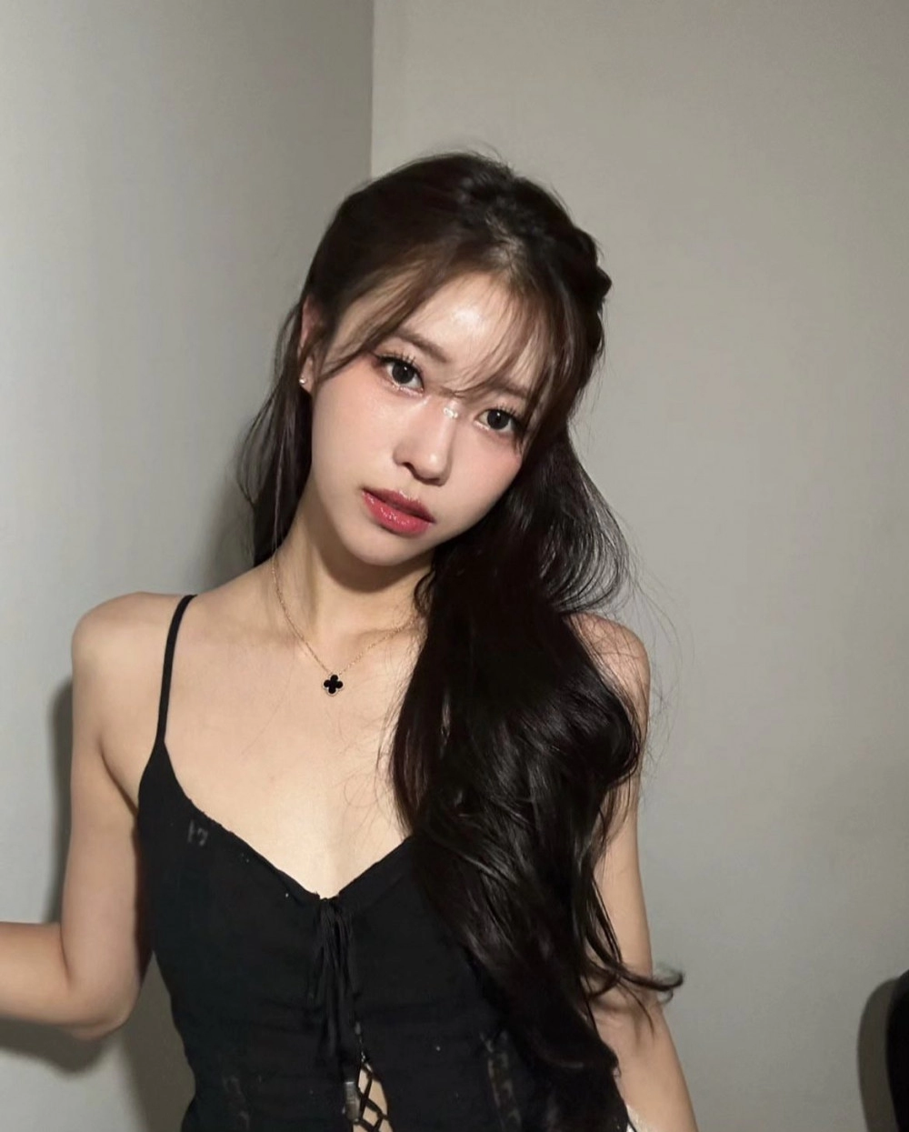 러블리즈 이미주 베이지색 끈원피스 아찔한 가슴골