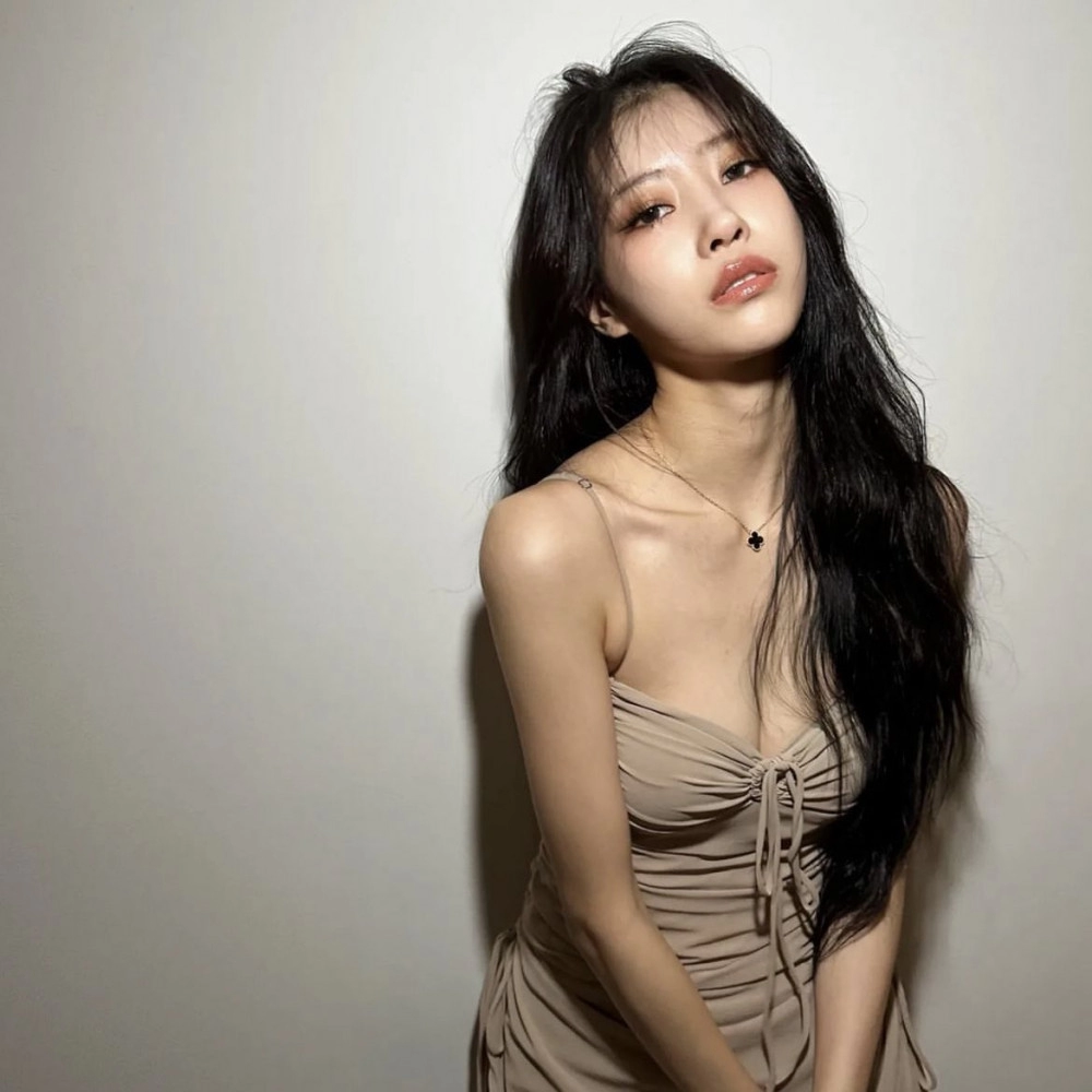 러블리즈 이미주 베이지색 끈원피스 아찔한 가슴골