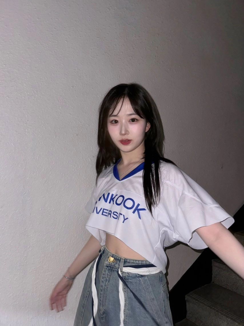 크롭티 깊게 숙이는 엔믹스 해원 가슴골 노출