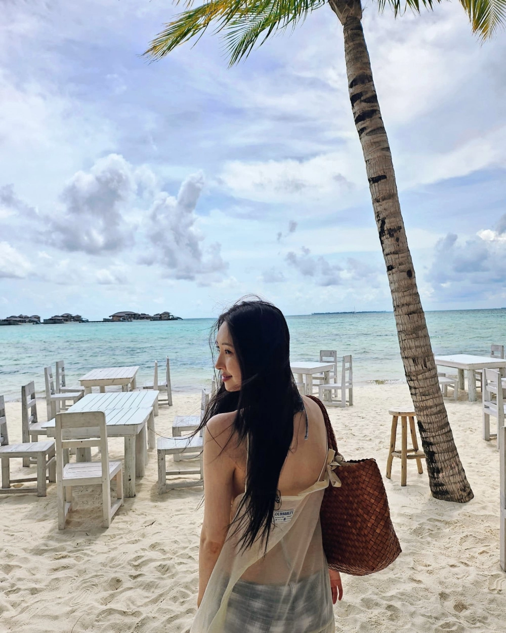 인스타그램 회색 체크 끈비키니 입은 선미 아찔한 가슴골 셀카