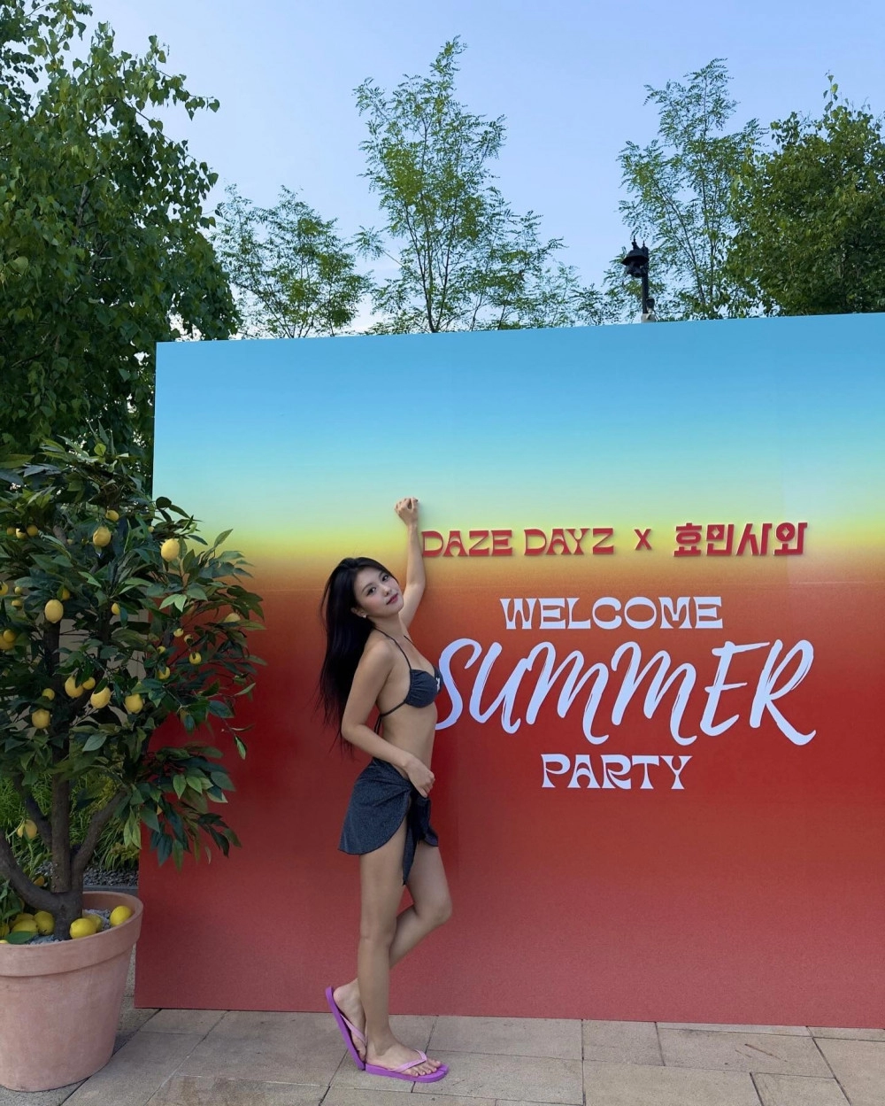 모모랜드 아인 회색빛 반짝이 끈비키니 글래머 몸매 - 반얀트리