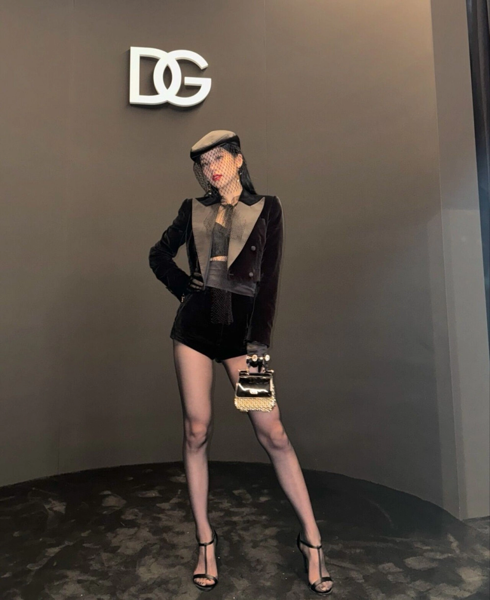 해외 나가니 과감해진 ITZY 예지 검스룩 시스루 야벅지