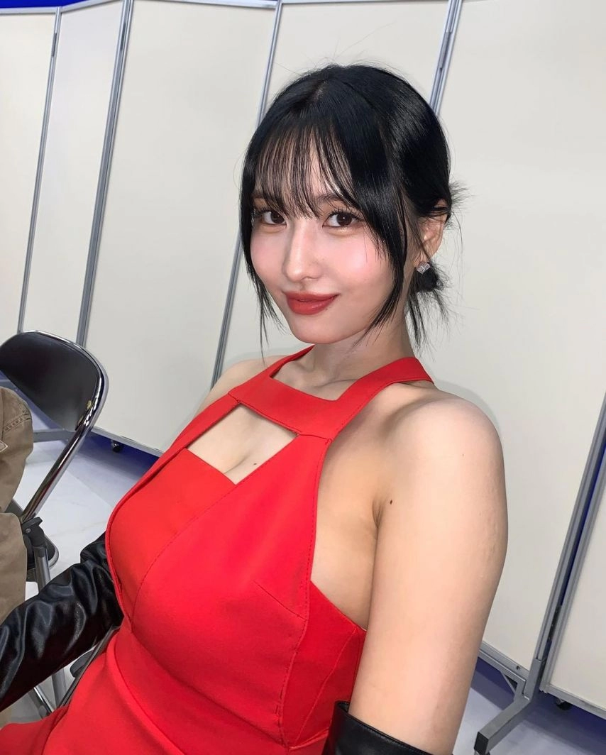 가슴에 구멍난 빨간 원피스 아찔한 가슴골 트와이스 모모