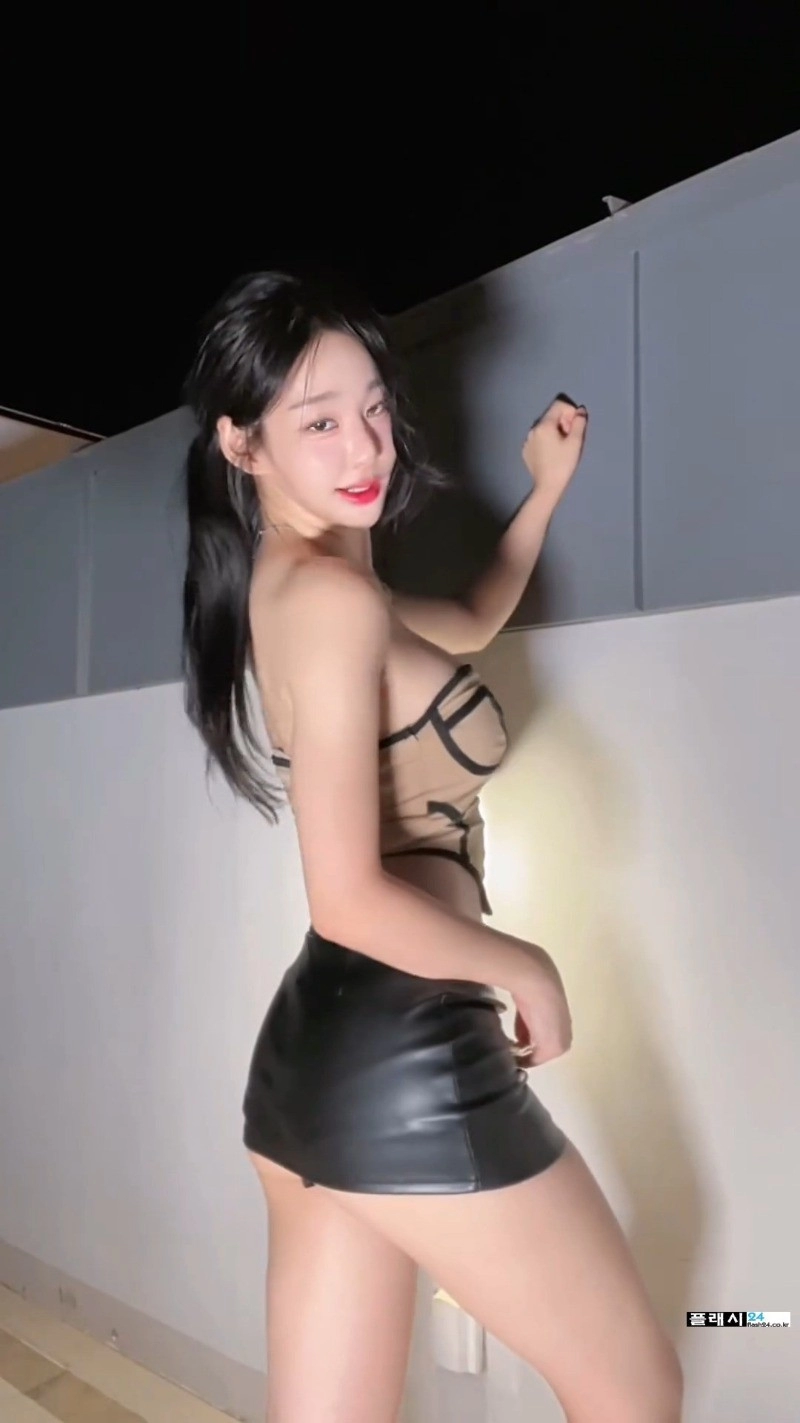 갓세희 한뼘 가죽 치마 엉밑살 팬티노출