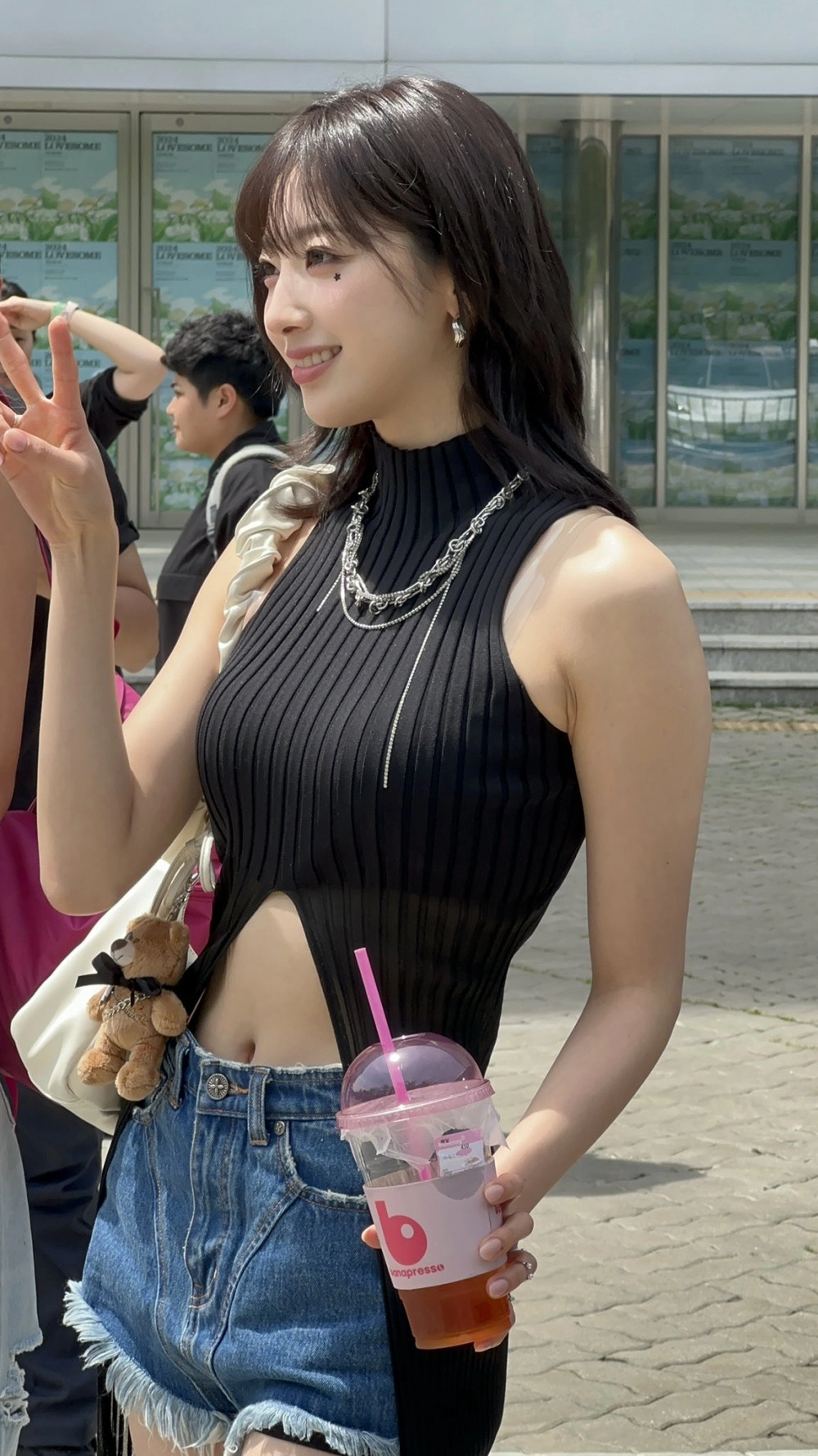 야꼽 드러난 민소매 숨길수 없는 볼륨감 하이키 리이나