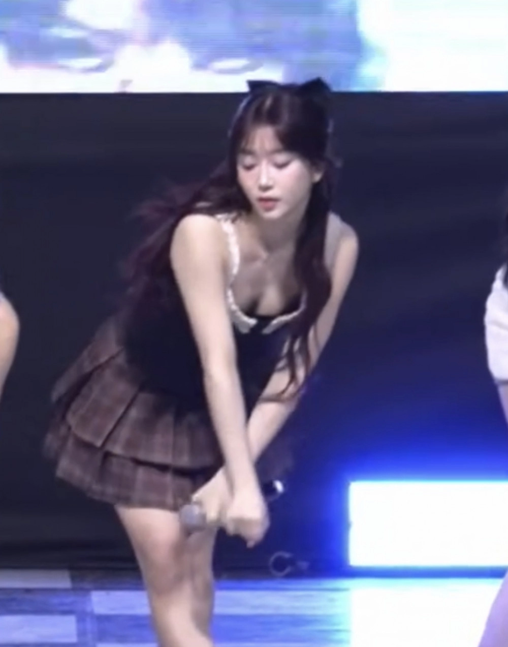 스테이씨 수민 러블리한 검은 끈나시 의상 숙인 가슴골