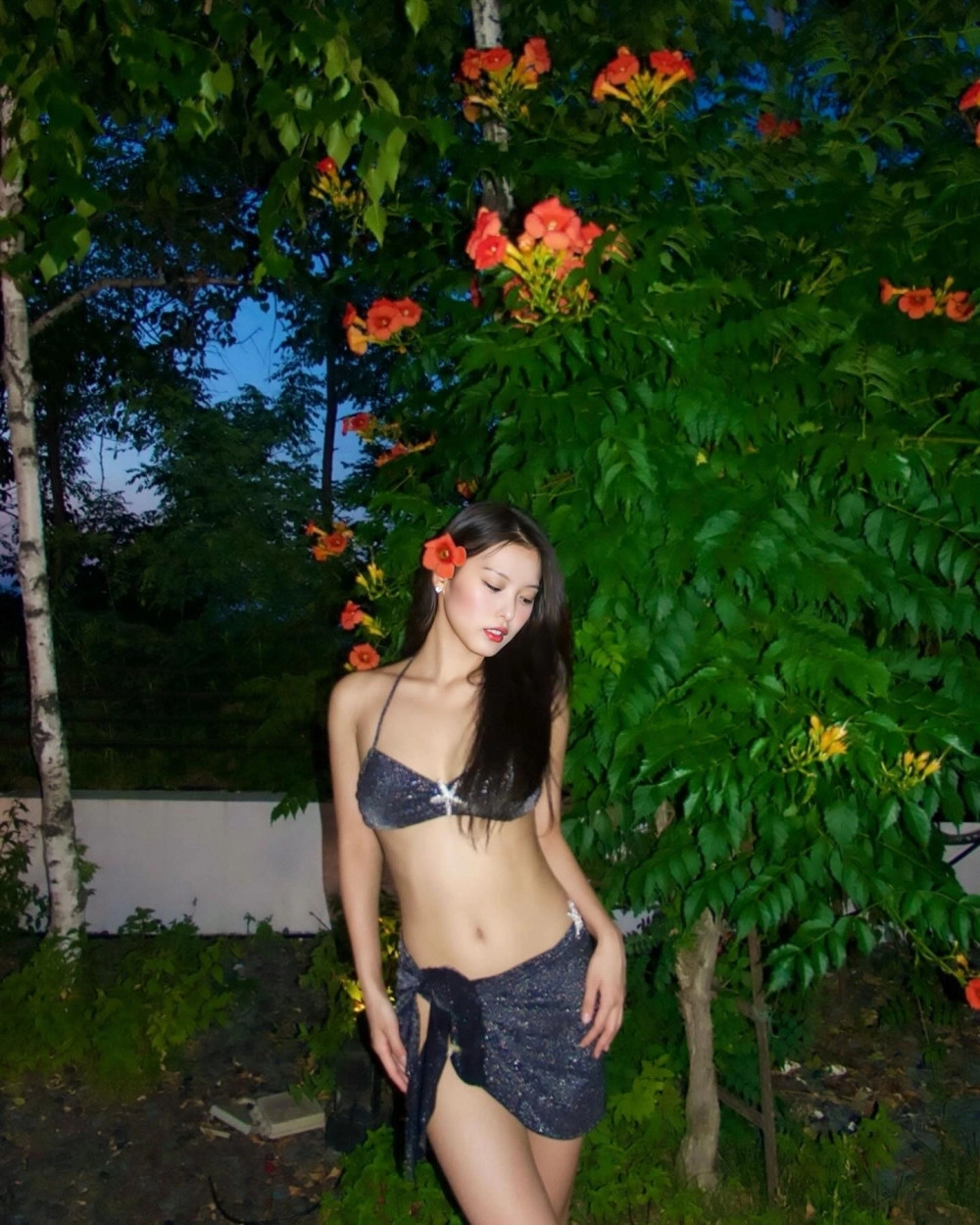 모모랜드 아인 회색빛 반짝이 끈비키니 글래머 몸매 - 반얀트리