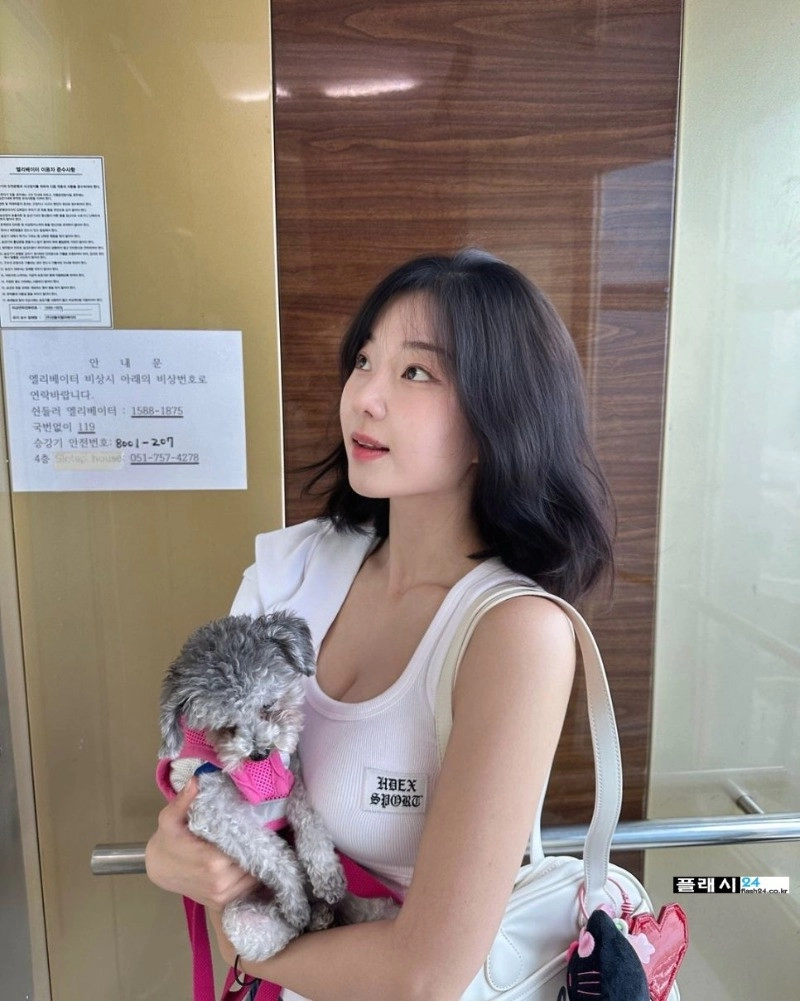 하산송희 데일리룩 나시 브라끈 노출