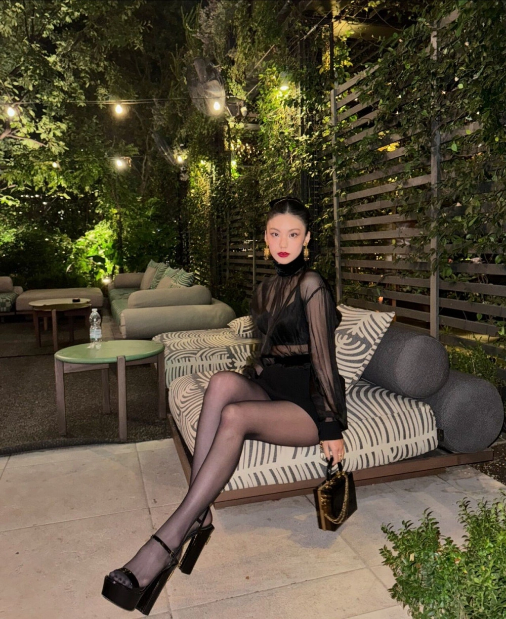 해외 나가니 과감해진 ITZY 예지 검스룩 시스루 야벅지