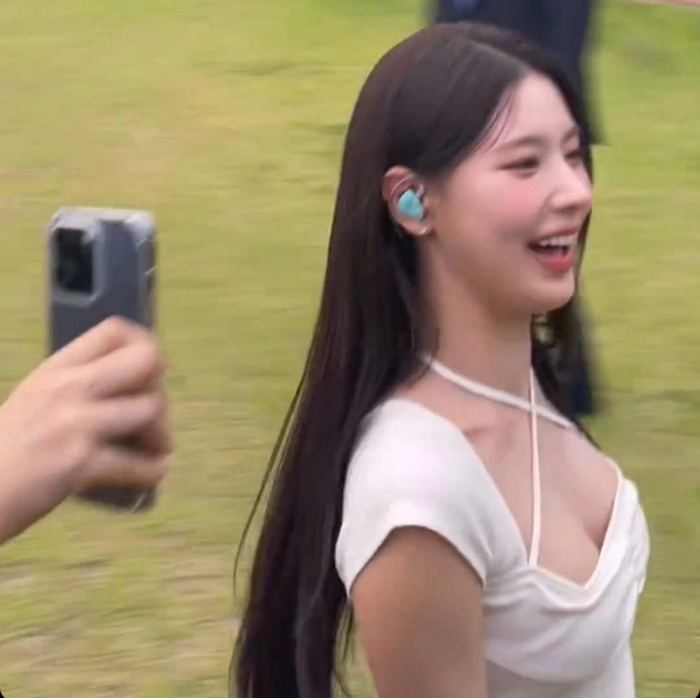 X자 홀터넥 원피스 아이들 미연 아찔한 가슴골 노출