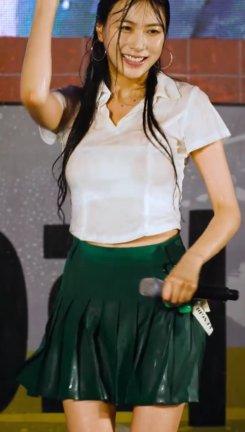 오하영 브라가 비칠 정도로 홀딱 젖은 글래머 가슴