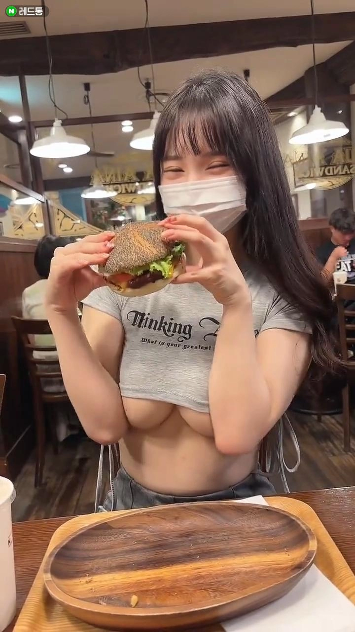 햄버거 먹고 스타벅스 언더붑 길거리 노출