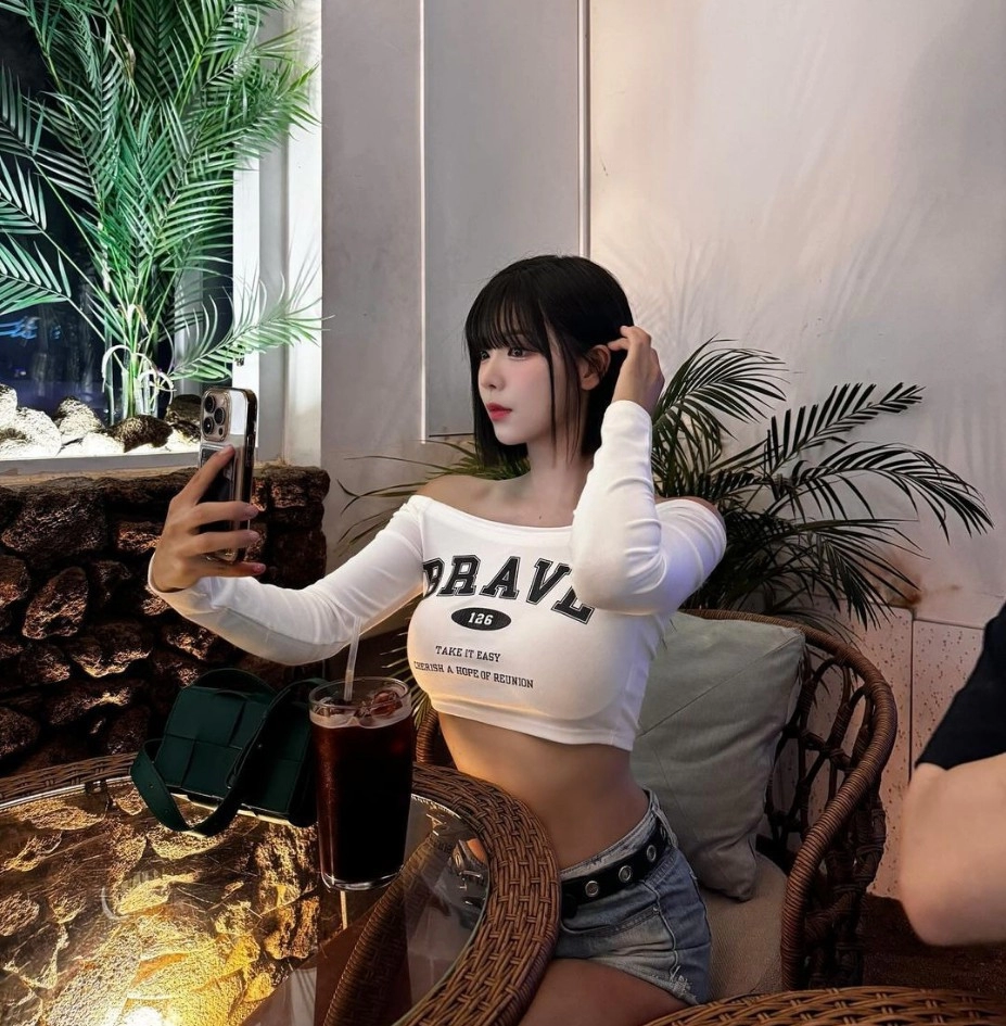 뭘해도 예쁜 혜밍의 묵직한 미드 가슴골 셀카