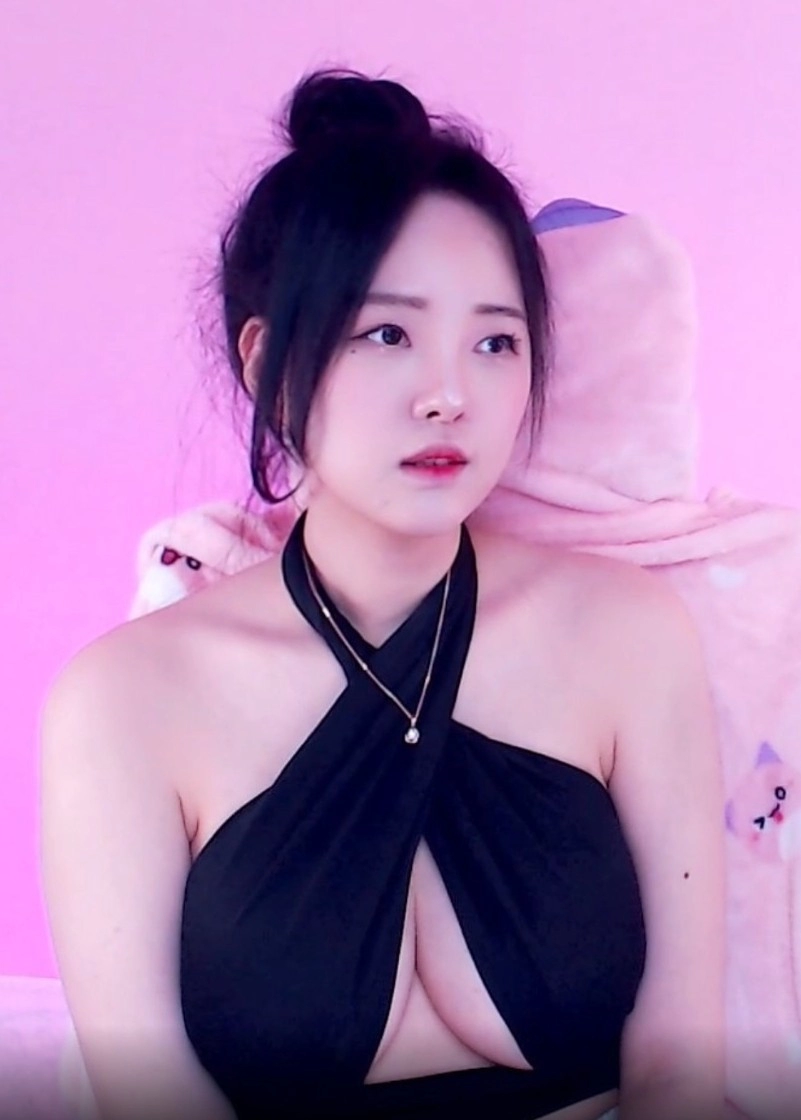 인기 BJ 허미 가슴 다 삐져나온다!!
