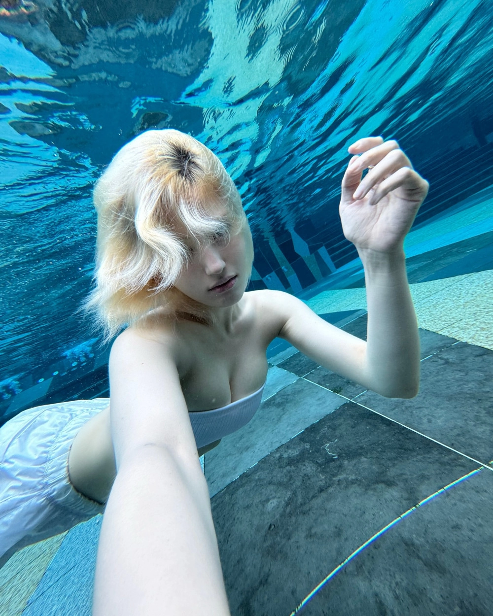 튜브탑 비키니 입고 수중셀카 전소미 아찔 가슴골