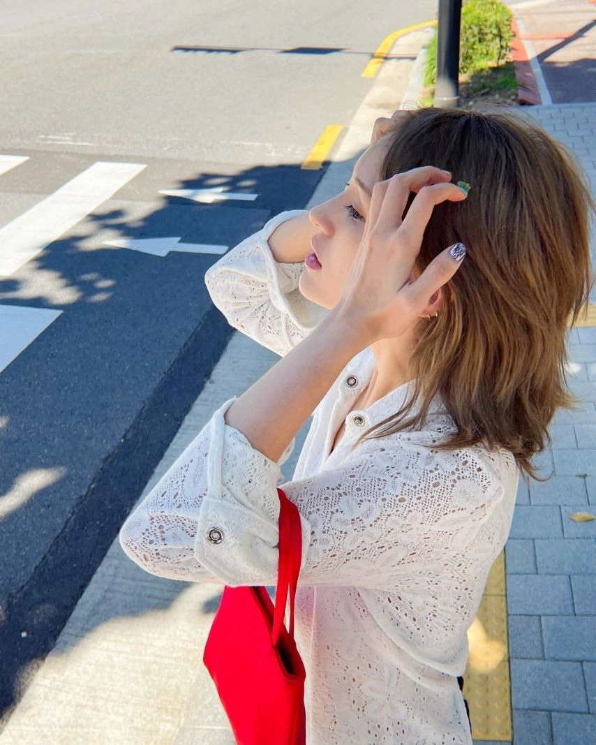 브라 비치는 화이트 니트셔츠 전소미 살짝 보이는 야꼽 - 인스타