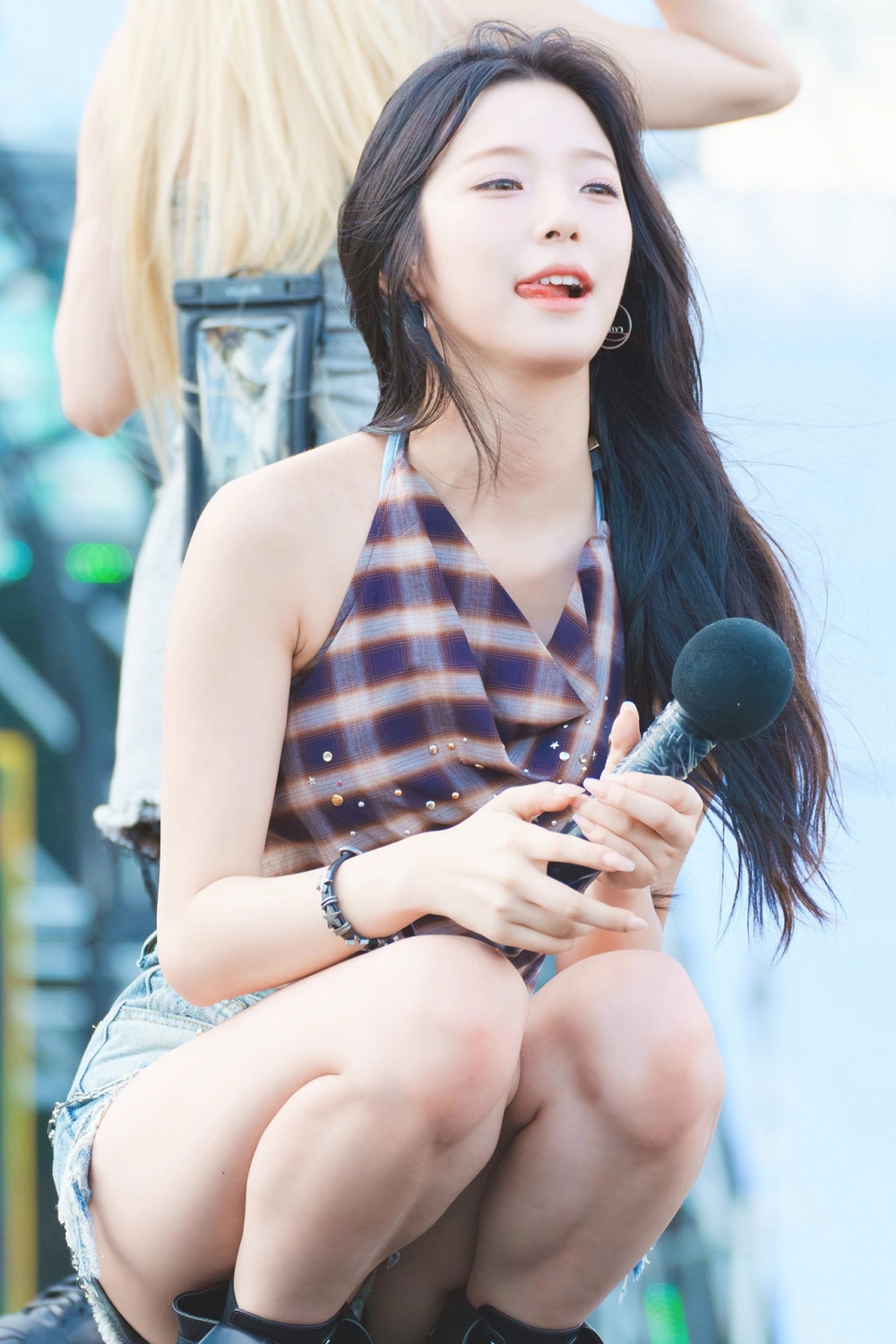 프로미스나인 백지헌 핫팬츠 입고 쪼그려앉은 야벅지