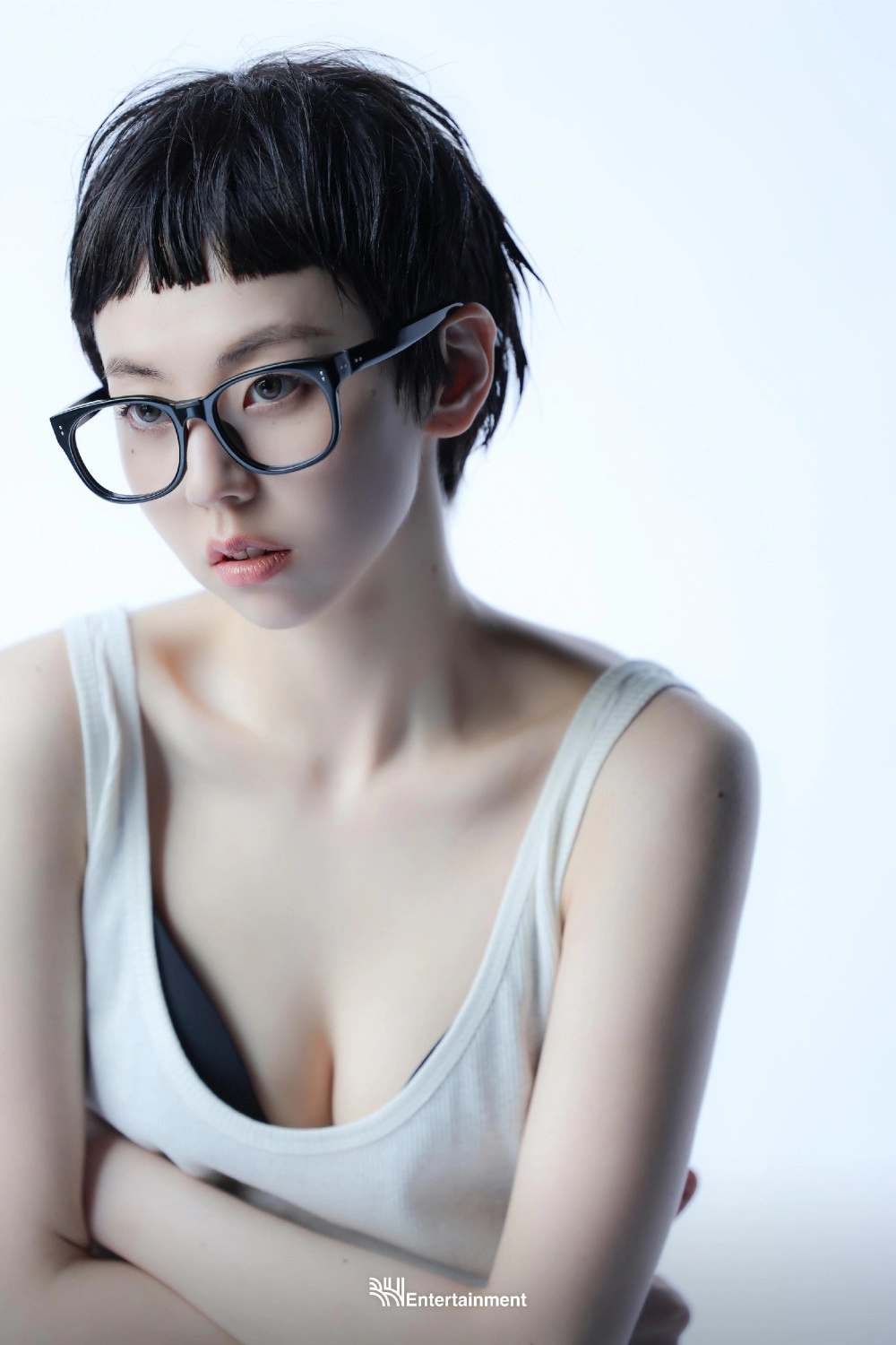 파격헤어 안소희 검정 브라 삐져나온 흰나시 가슴골