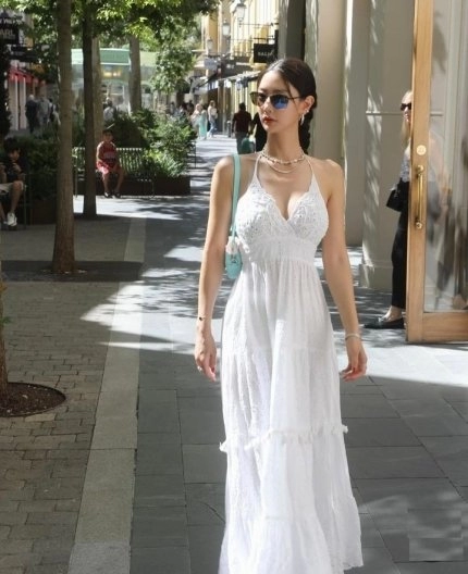 클라라 가슴 파인 시스루 원피스 몸매