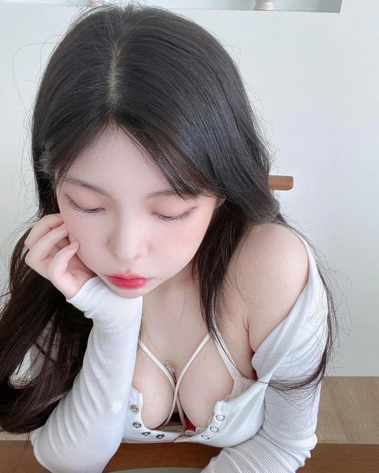 핸드폰 보는 무방비한 유디 묵직 슴골 노출