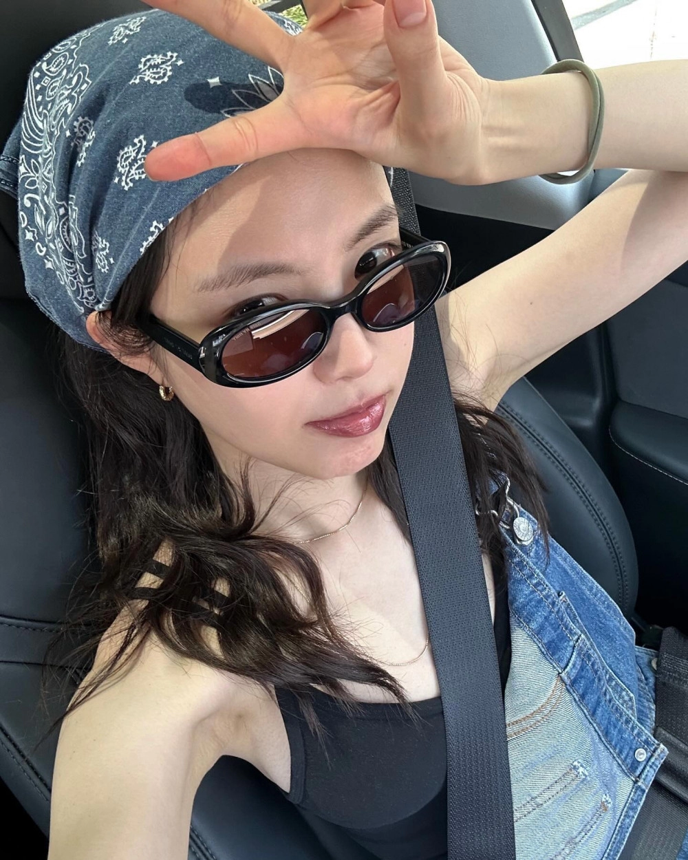 전신 쫄쫄이 + 비키니 입은 손나은 가슴골 + 골반 - SNS