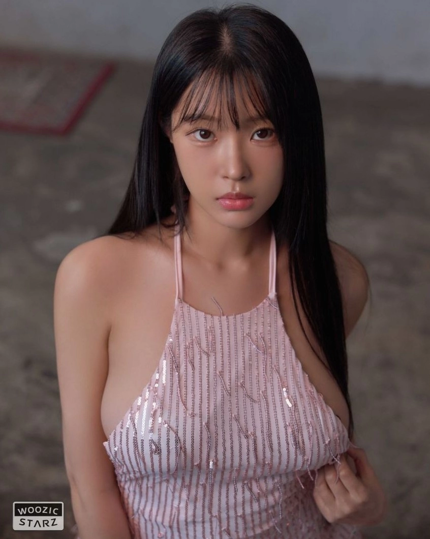 김갑주 대놓고 옆슴 노출 보라는듯한 핑크 끈원피스