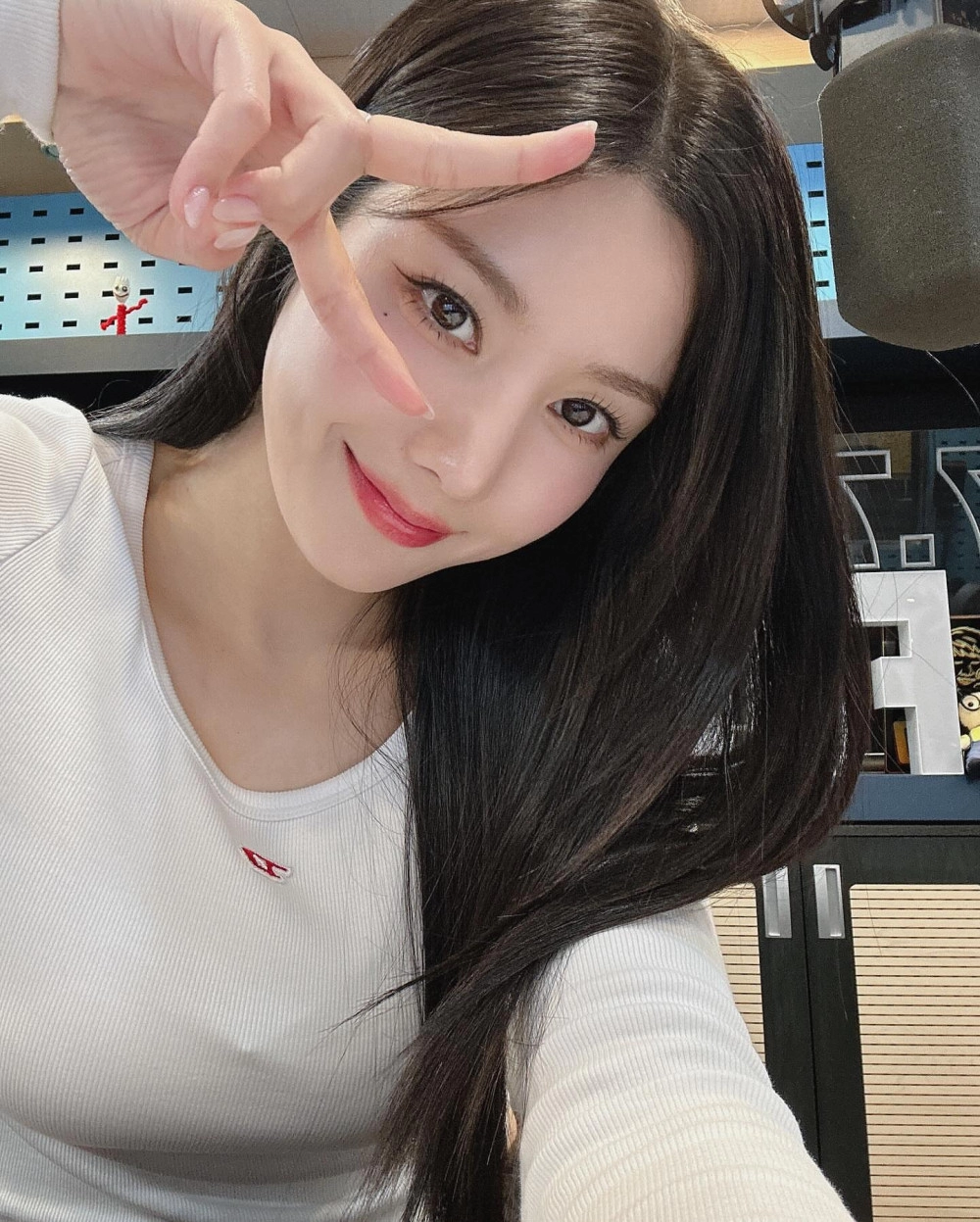 권은비 화이트 골지티셔츠 묵직한 가슴