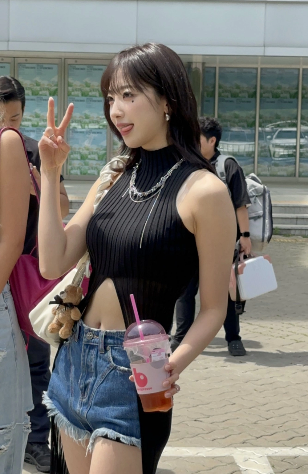 야꼽 드러난 민소매 숨길수 없는 볼륨감 하이키 리이나