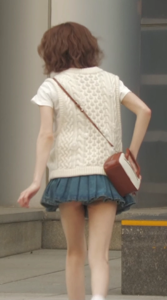 뛰어가는 레드벨벳 웬디 데님 주름치마 회색 속바지 엉밑살