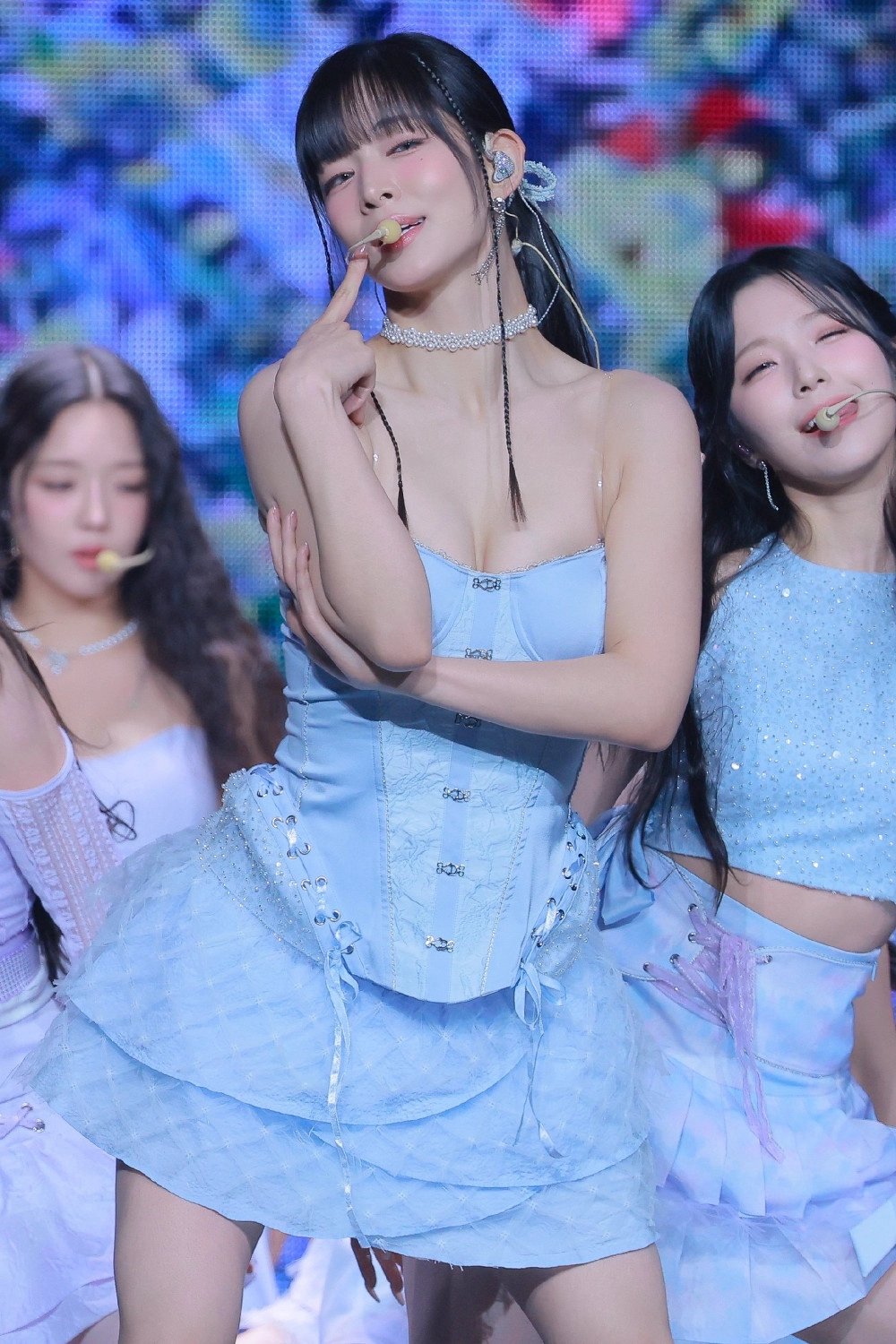 코르셋 의상 야무지게 모은 가슴골 프로미스나인 이채영