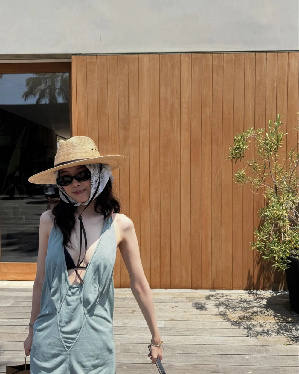 전신 쫄쫄이 + 비키니 입은 손나은 가슴골 + 골반 - SNS