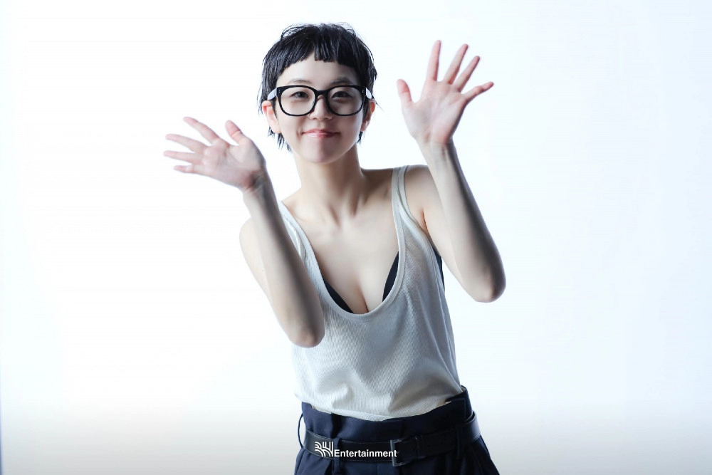 파격헤어 안소희 검정 브라 삐져나온 흰나시 가슴골