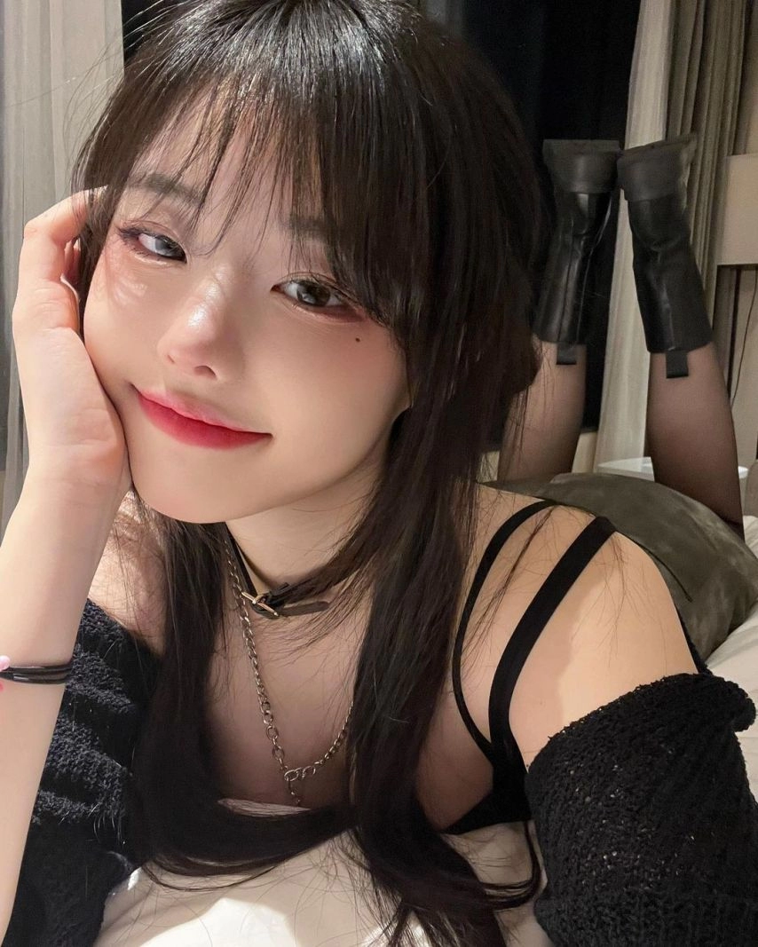 가슴골 살짝 노출한 슬립입은 QWER 히나