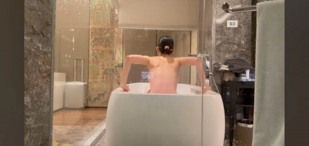 유튜브 원초적 배우 황승언 목욕하는 뒤태 옆슴 노출