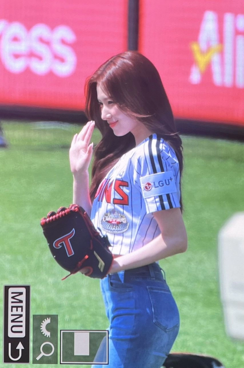 크롭 LG유니폼 개미허리 + 땡겨올린 청바지 엉태 트와이스 사나