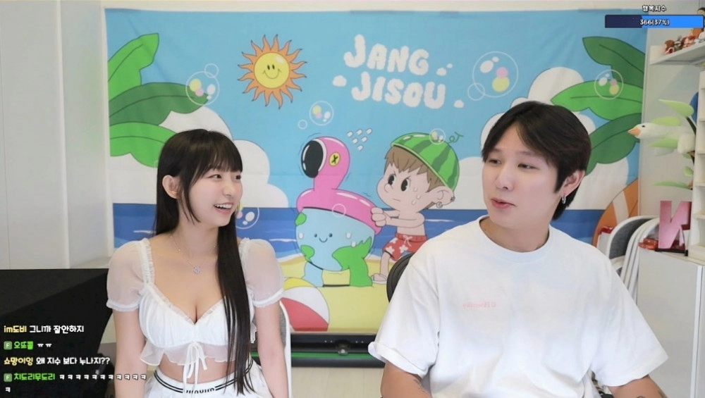 장지수랑 합방한 표은지 은근슬젖 가슴골 노출