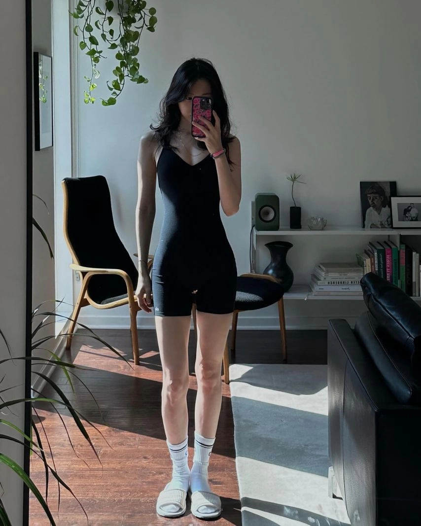 전신 쫄쫄이 + 비키니 입은 손나은 가슴골 + 골반 - SNS