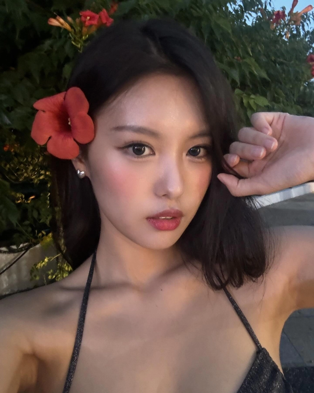 모모랜드 아인 회색빛 반짝이 끈비키니 글래머 몸매 - 반얀트리