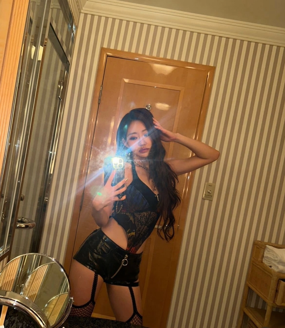 키스오브라이프 쥴리 가터벨트 망사스타킹 가죽 핫팬츠